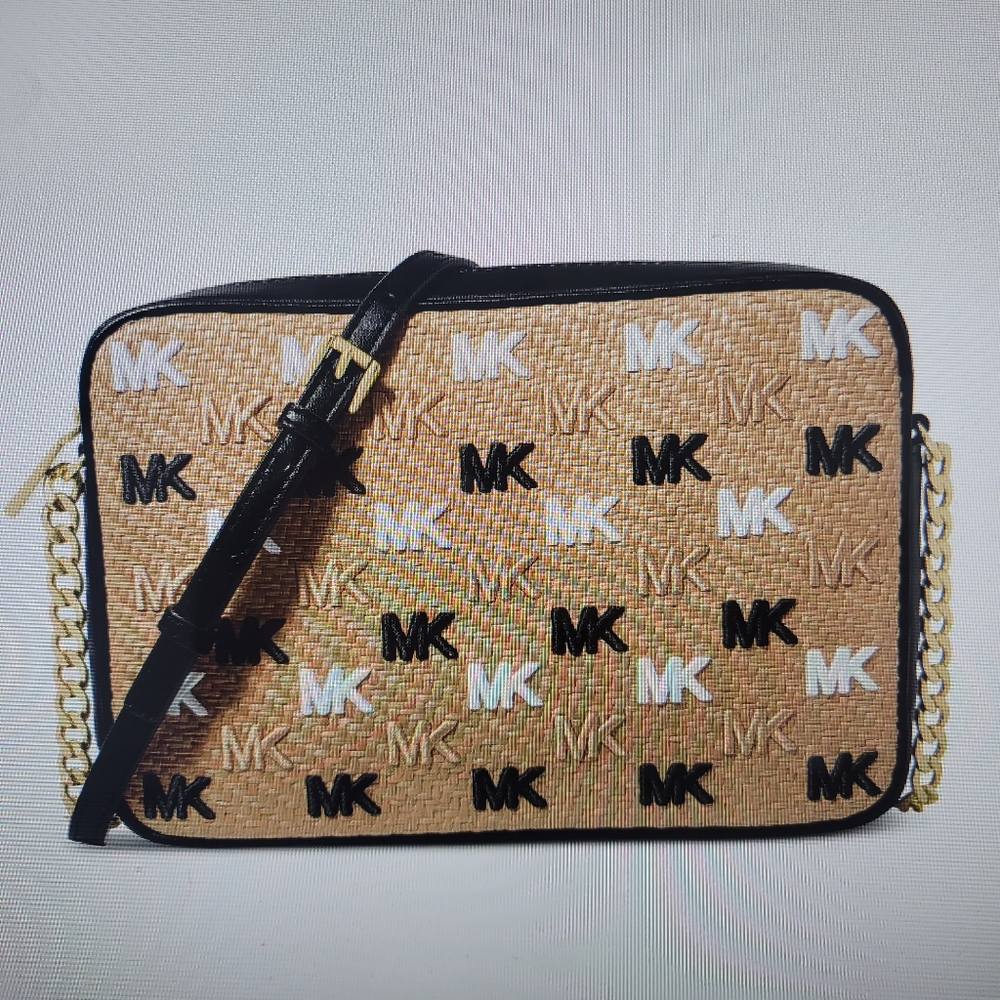New Signature Jet Set Large East West Crossbody